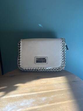 Marc New York Andrew Marc Cream Vegan Leather Crossbody Bag with Silver Chain Tr